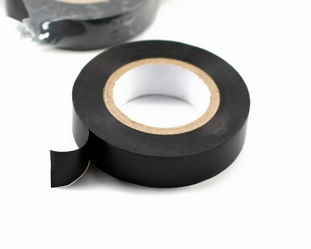 Zwarte rol gaffertape met los uiteinde voor kabelbeheer