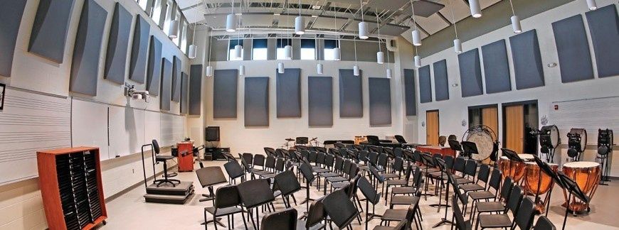 Repetitieruimte met akoestische panelen en veel muziekinstrumenten