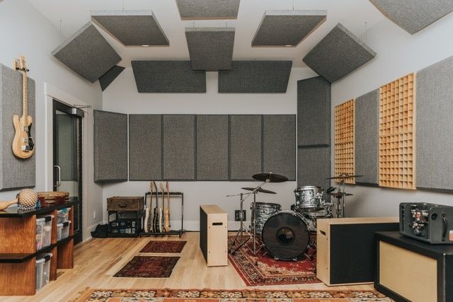 Geluidsgeïsoleerde repetitieruimte met drumstel en akoestische panelen